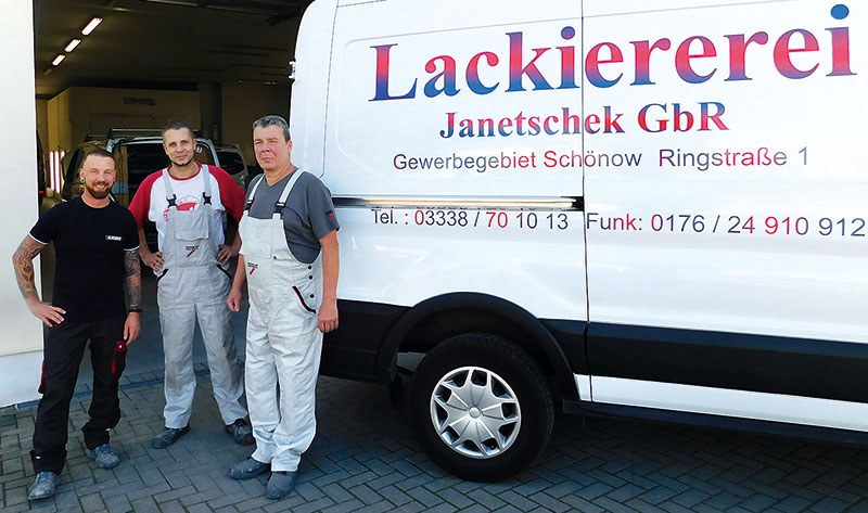 Das Team der Lackiererei Janetschek vor dem beschrifteten Firmentransporter im Gewerbegebiet Schönow